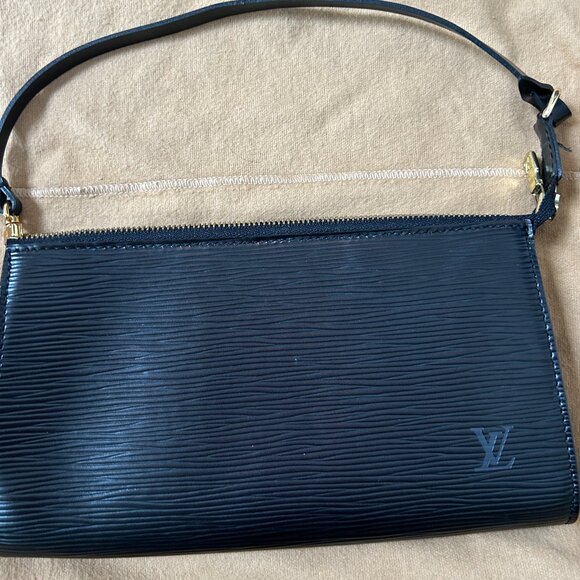 LOUIS VUITTON BLACK EPI LEATHER POCHETTE POUCH BAG - Picture 3 of 16